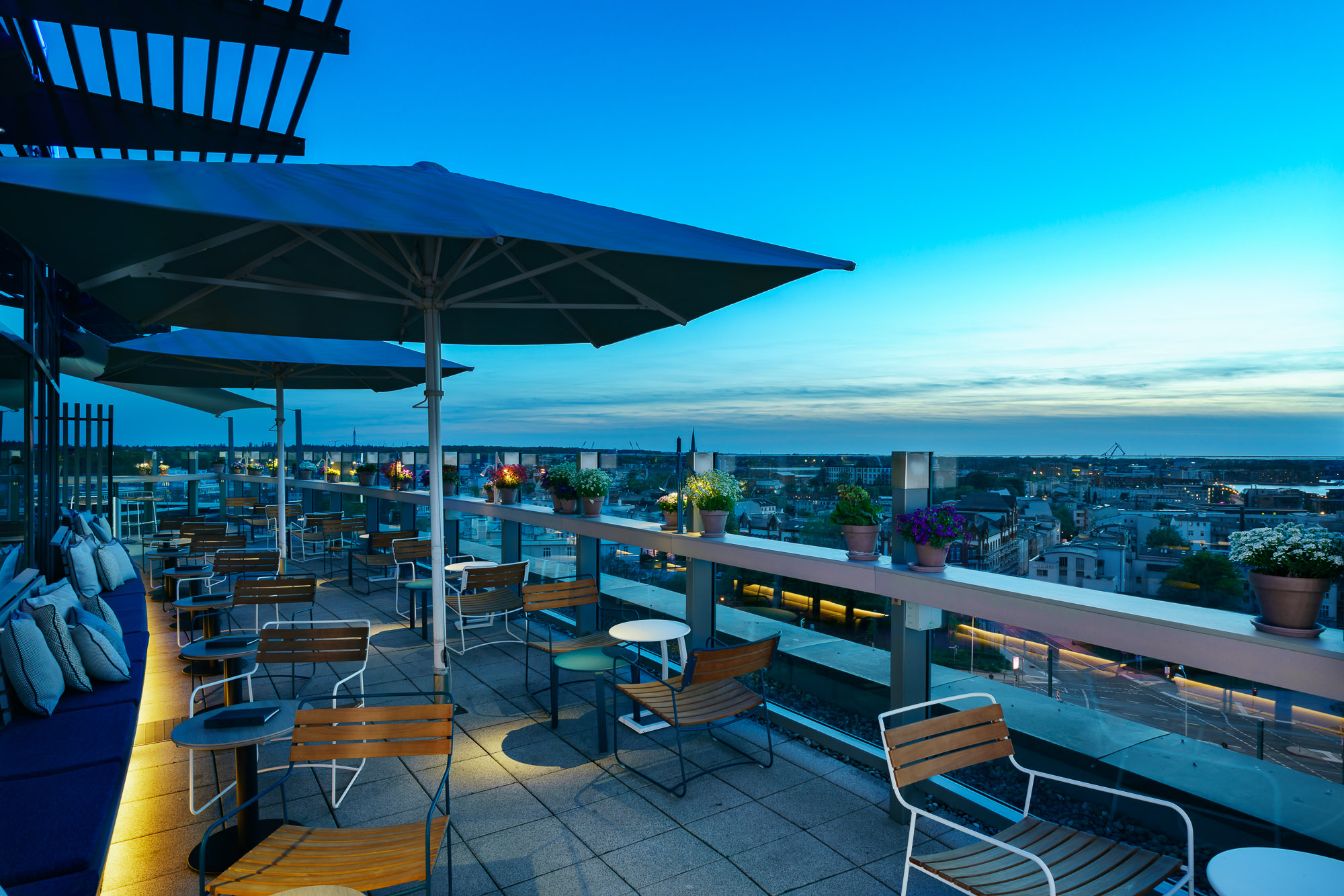 MI_Rad_RooftopBar_23